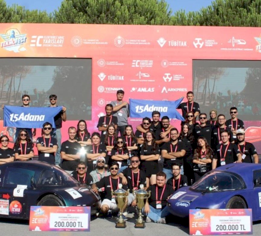 1.5 Adana Elektromobil ve AGM Hidromobil Takımları, TÜBİTAK MAM Gebze Yerleşkesi’nde düzenlenen TEKNOFEST 2025 Efficiency Challenge Yarışları’nda Elektromobil ve Hidromobil Kategorilerinde Performans İkinciliği elde etti.