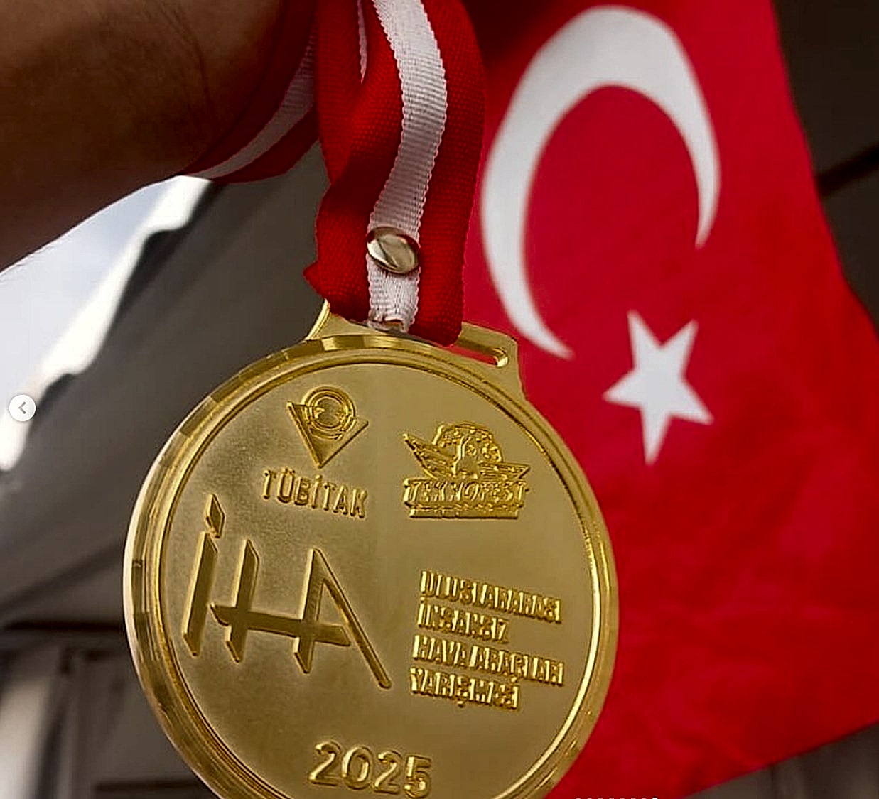 1.5 Adana AERO takımı, Kocaeli Cengiz Topel Havalimanı’nda düzenlenen TEKNOFEST 2025 Uluslararası İHA Yarışması, Serbest Görev Kategorisinde şampiyon oldu. Takım, birinciliğin yanında TUSAŞ Özel Ödülü de aldı.